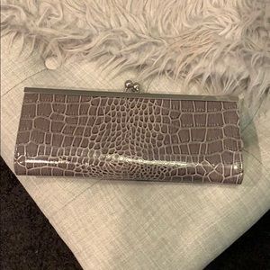 Clutch. Or with silver chain